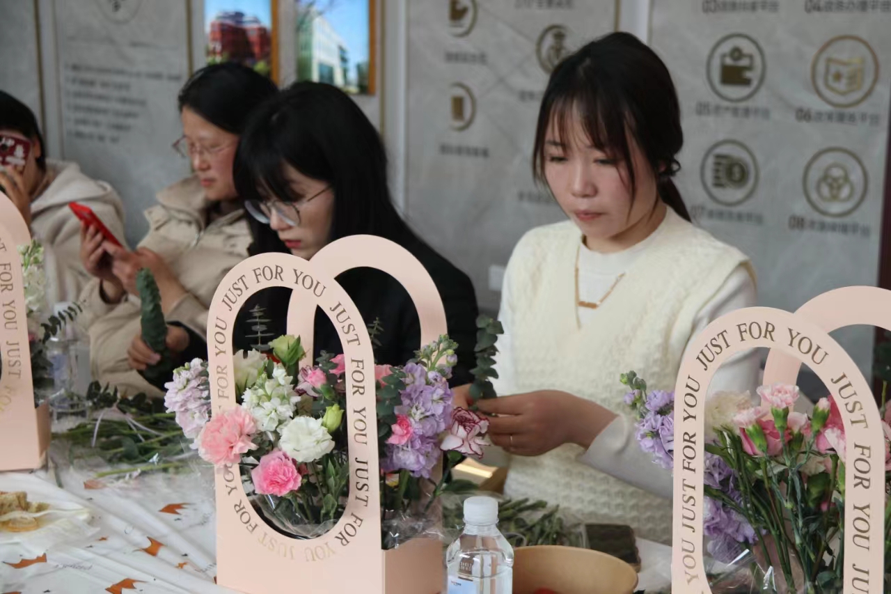 Aujourd'hui, Elim a lancé une activité d'arrangement des fleurs pour célébrer la Journée internationale de la femme