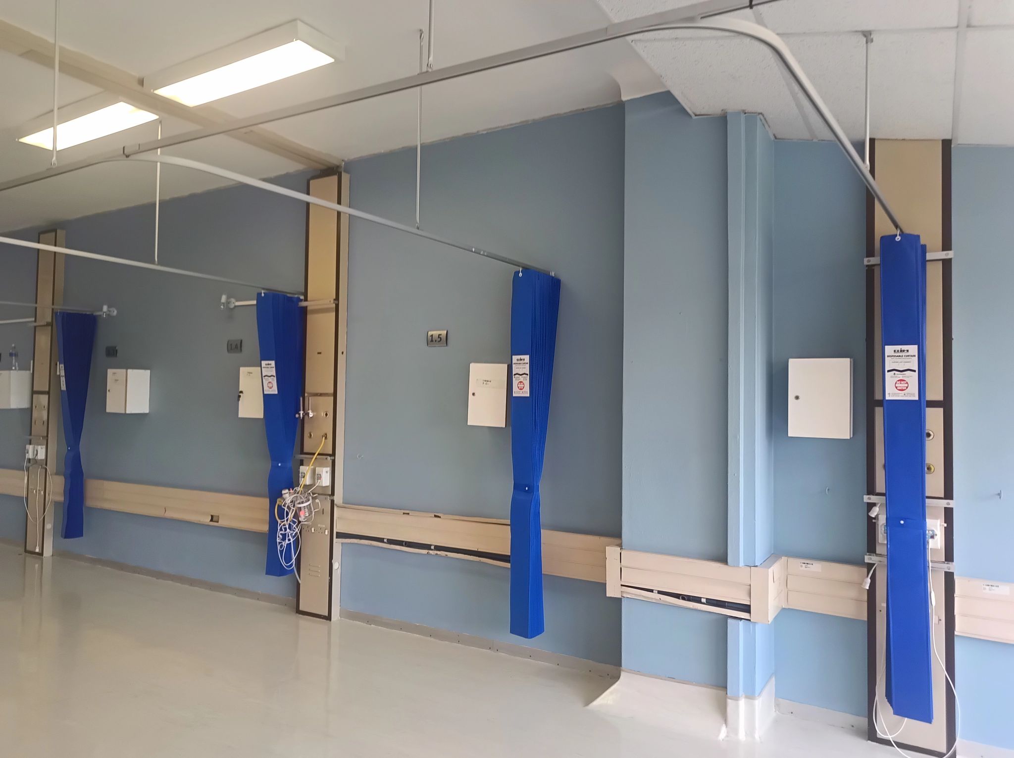 Éliminez les rideaux jetables en cabine élevée normes d'hygiène dans les installations de soins de santé africains: les fournitures de troisième surwave partagent le succès de l'installation